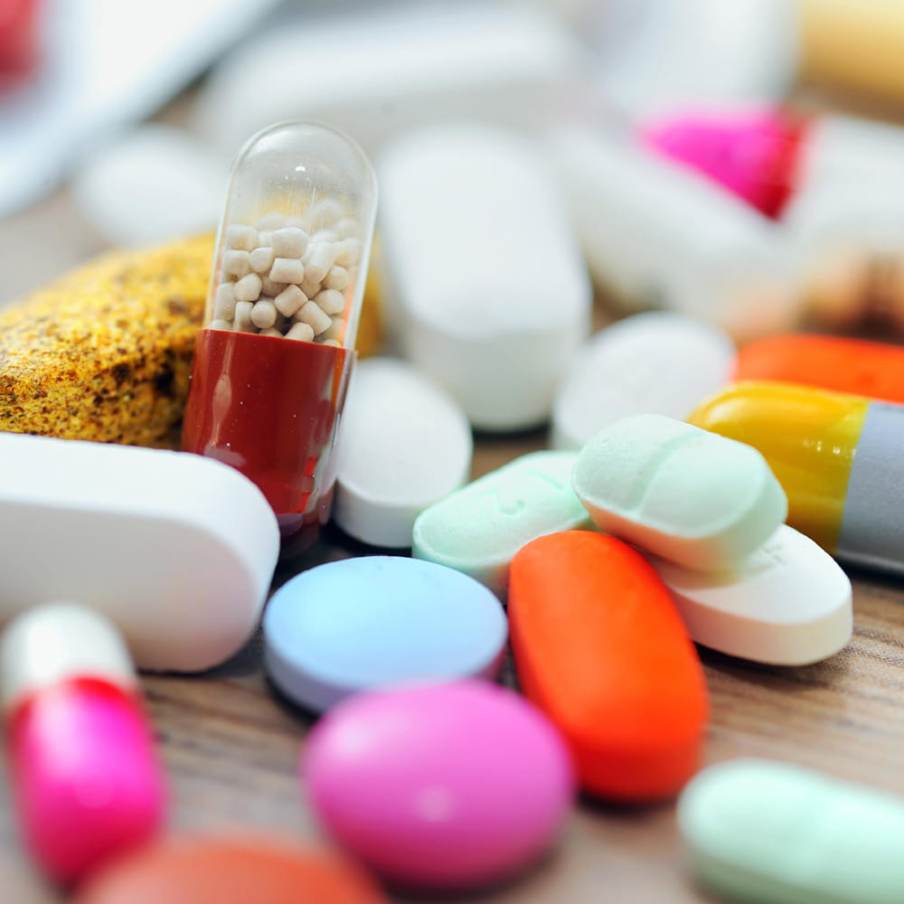 జనరిక్ మందుల (Generic Medicines) ధరలు బ్రాండెడ్ మందుల కంటే చాలా తక్కువగా ఉండటానికి ప్రధాన కారణం, వాటి అభివృద్ధికి మరియు మార్కెటింగ్‌కు అయ్యే ఖర్చులు తక్కువగా ఉండటమే. జనరిక్ మందులు బ్రాండెడ్ మందుల మాదిరిగానే పనిచేస్తాయి, కానీ అవి 50-90% తక్కువ ధరకే లభిస్తాయి. 
