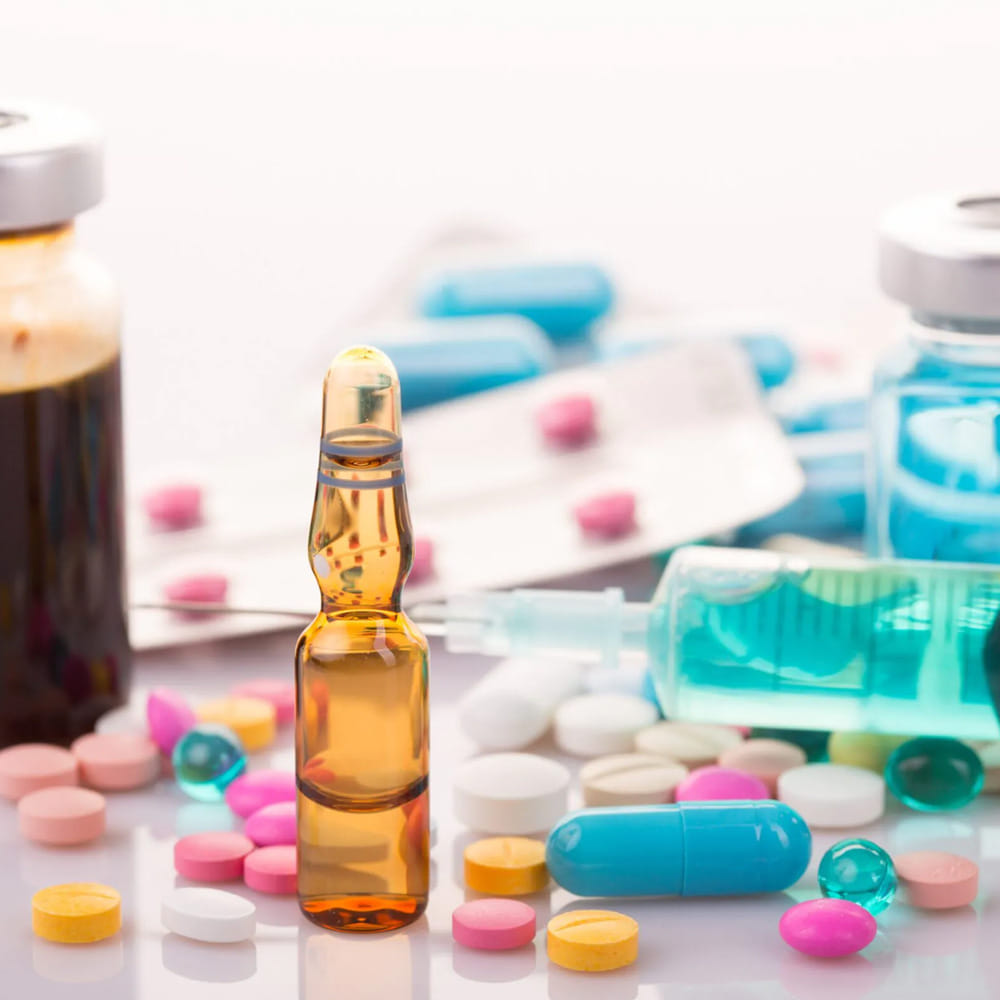 మార్కెటింగ్ మరియు ప్రకటనల ఖర్చులు ఉండవు: బ్రాండెడ్ మందుల కంపెనీలు తమ మందుల గురించి వైద్యులకు, ప్రజలకు తెలియజేయడానికి (మార్కెటింగ్) అధిక డబ్బు ఖర్చు చేస్తాయి. జనరిక్ మందులకు అటువంటి ప్రచారం అవసరం లేదు.