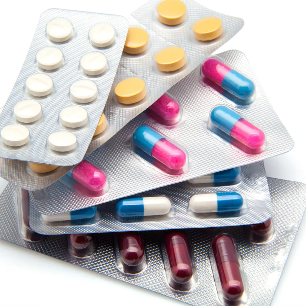 పేటెంట్ గడువు ముగియడం: ఏదైనా మందును కనుగొన్న కంపెనీ కొంతకాలం పాటు 'పేటెంట్' హక్కులను కలిగి ఉంటుంది. ఆ గడువు ముగిసిన తర్వాత, ఇతర కంపెనీలు ఆ మందును జనరిక్ రూపంలో తక్కువ ధరకు విక్రయించడానికి అనుమతి ఉంటుంది.