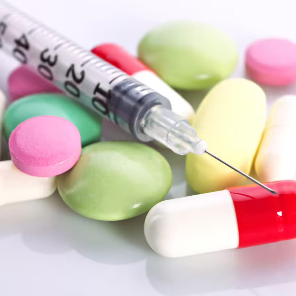 పోటీ: మార్కెట్లో ఒకే రకమైన జనరిక్ మందును చాలా కంపెనీలు తయారు చేస్తాయి. ఈ పోటీ కారణంగా, కంపెనీలు తమ మందులను తక్కువ ధరకే విక్రయిస్తాయి.
తక్కువ ఉత్పత్తి ఖర్చులు: జనరిక్ మందుల ప్యాకేజింగ్ మరియు ఇతర ప్రచార ఖర్చులు కూడా చాలా తక్కువగా ఉంటాయి. అసలు జనరిక్ మందులు ఎందుకని తక్కువ ధరకు దొరుకుతాయ్. మధ్యతరగతి ప్రజలకు అందుబాటులో ఉండే ఈ మందులు నిజంగా వాడటం సేఫ్.