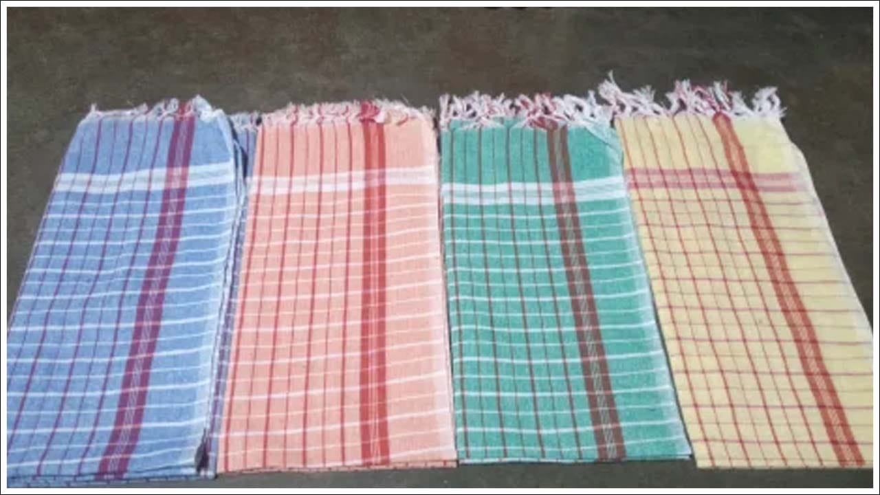  రుమాలు బహుమతిగా ఇవ్వడం: రుమాలు అనేది చాలా మంది మెడలో, భుజంపైన వేసుకుంటారు. దీని ఉపయోగం చాలా ఉన్నప్పటికీ దీనిని  బహుమతిగా ఇవ్వకూడదని చెబుతుంటారు. దీనిని బహుమతిగా ఇవ్వడం అశుభంగా పరిగణిస్తారు. రుమాలు దుఃఖం, కన్నీళ్లతో ముడిపడి ఉంటాయని చెబుతారు. అందువల్ల ఎవరికైనా రుమాలు బహుమతిగా ఇవ్వడం అంటే భవిష్యత్తులో సంబంధంలో దుఃఖం లేదా చీలిక రావచ్చు.