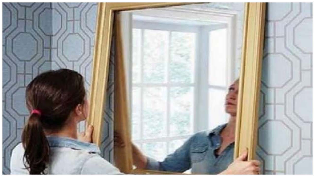  అద్దం: ప్రతి ఇంట్లో అద్దం అనేది చాలా ముఖ్యం. కొందరు మహిళలు పదేపదే అద్దం ముందు వాలిపోతుంటారు. వాస్తు శాస్త్రంలో అద్దాలు చాలా ముఖ్యమైనవిగా భావిస్తారు. ఎందుకంటే అవి సానుకూల, ప్రతికూల శక్తులను సూచిస్తాయి. ఈ కారణంగా ఎవరికైనా అద్దం బహుమతిగా ఇవ్వడం అశుభంగా పరిగణిస్తారు. అద్దాలు జీవితం నుండి అదృష్టాన్ని తొలగిస్తాయని, కొన్నిసార్లు సంబంధాలలో గందరగోళం లేదా ఉద్రిక్తతకు కారణమవుతాయని చెబుతారు. 