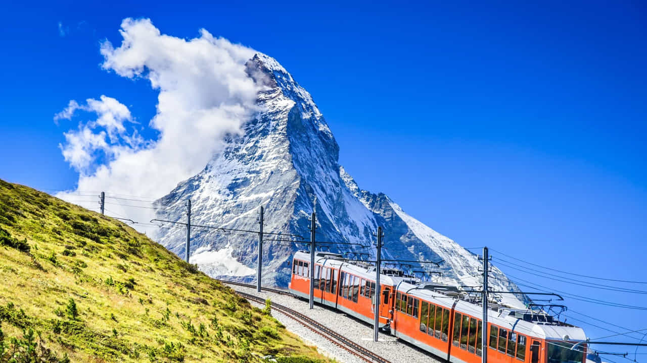 Glacier Express, Switzerlan-స్విట్జర్లాండ్లోని గ్లీసియర్ ఎక్స్ప్రెస్: ప్రపంచంలోనే అత్యంత ప్రసిద్ధమైన సుందర రైలు మార్గాలలో గ్లీసియర్ ఎక్స్ప్రెస్, స్విట్జర్లాండ్లో ఉంటుంది. ఇది 291 సేతులు, 91 టైహోల్స్ దాటుతూ, ఆల్ప్స్ పర్వతాల మధ్య నుండి ప్రయాణిస్తుంది. కిటికీల నుండి చూస్తే, మంచుతో కప్పబడిన పర్వతాలు, ఆకుపచ్చ లోయలు, నదులు, సరస్సులు అద్భుతంగా కనిపిస్తాయి. ప్రతి సంవత్సరం వేలాది ప్రయాణికులు ఈ రైలు ద్వారా స్విట్జర్లాండ్ సుందరాన్ని నేరుగా అనుభవించడానికి వస్తారు. సుమారు 8 గంటల ప్రయాణంలో ఆధ్యాత్మిక సౌందర్యం, ప్రకృతి అందాలను సమీపంగా చూసే అవకాశం లభిస్తుంది. ఫోటోగ్రఫీ, ప్రకృతి ప్రేమికులకు ఇది కలలైన అనుభవంగా నిలుస్తుంది.