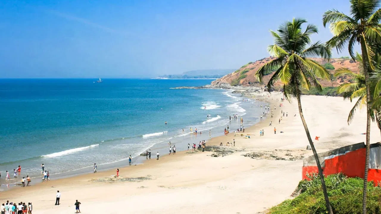 
వేసవి గోవాలో: 

తక్కువ ఖర్చు, ఎక్కువ సౌకర్యం: రిసార్ట్లు నవంబర్-డిసెంబర్ కంటే సగం ధరలో లభిస్తాయి. ఉదాహరణకు, సాధారణ  రిసార్ట్లు రూ. 5,000 నుంచి ప్రారంభమైతే.. వేసవిలో అవి రూ. 2,000 కంటే తక్కువకే పొందవచ్చు. హాస్టళ్లు, హోమ్‌స్టేలు ఇంకా తక్కువ ఖర్చులో అందుబాటులో ఉంటాయి.
సౌకర్యవంతమైన రవాణా: స్కూటర్ల రెంటల్ ఖర్చు వేసవిలో రూ. 300 మాత్రమే; సాధారణంగా ఇది రూ. 500-800 వరకు ఉంటుంది. రైలు, విమాన టిక్కెట్ల ధరలు కూడా తగ్గుతాయి.
విలాసవంతమైన ఆవాసాలు: సముద్రం సమీపంలోని ఫైవ్-స్టార్ రిసార్ట్‌లు వేసవిలో భారీ తగ్గింపులు అందిస్తాయి.
