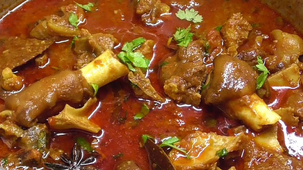 తరువాత, రుచికి తగినంత కారం (రెండు టేబుల్‌స్పూన్లు), ఒక టేబుల్‌స్పూన్ ధనియా పౌడర్, పావు టీస్పూన్ గరం మసాలా, ముందుగా సిద్ధం చేసుకున్న మసాలా పేస్ట్ వేసి బాగా కలపాలి. మసాలాలు మాంసానికి బాగా పట్టేలా చూసుకున్న తర్వాత, మూత పెట్టి తక్కువ మంటపై ఐదు నుండి ఆరు నిమిషాలు, మసాలా పచ్చివాసన పోయే వరకు వేయించాలి. మధ్యమధ్యలో కలుపుతూ ఉండాలి.