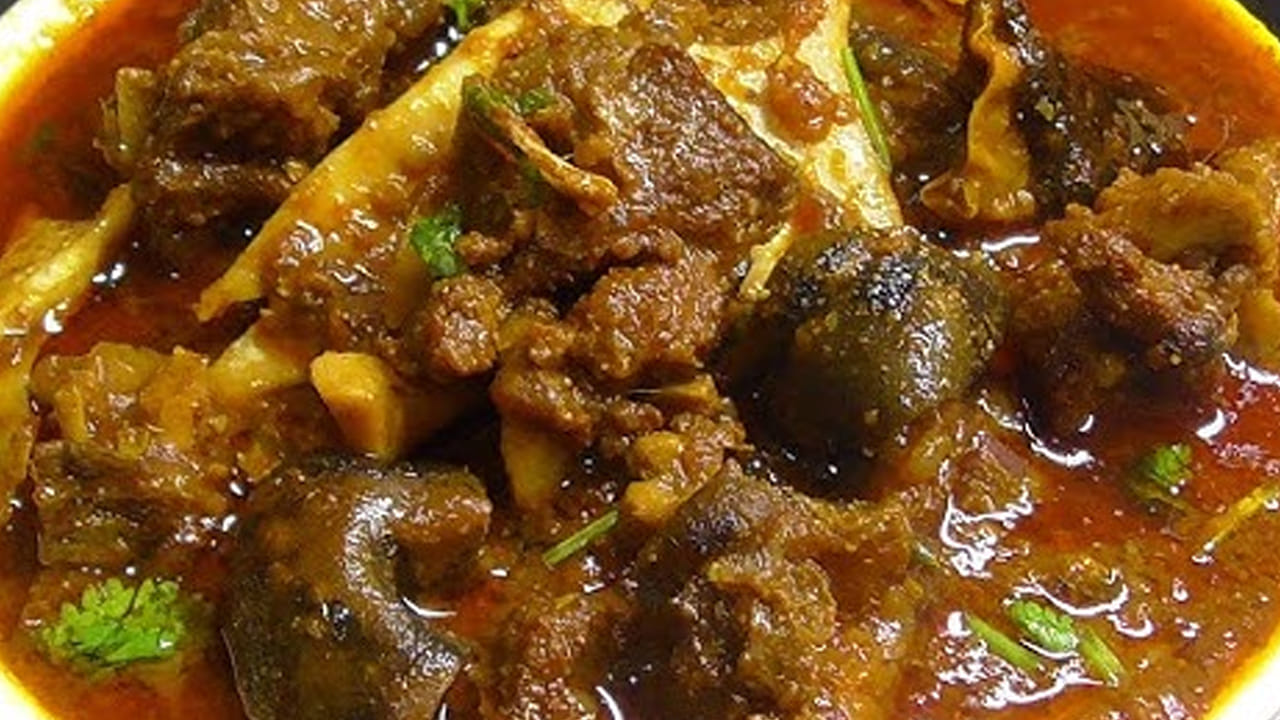 తర్వాత స్టవ్ మీద ప్రెజర్ కుక్కర్‌ను ఉంచి, అందులోకి మూడు టేబుల్‌స్పూన్ల నూనె వేయాలి. నూనె బాగా వేడైన తర్వాత, ఒక పెద్ద ఉల్లిపాయ తరుగు, రెండు పచ్చిమిర్చి చీలికలు వేసి ఉల్లిపాయలు గోల్డెన్ బ్రౌన్ రంగులోకి మారేవరకు వేయించాలి. ఆ తర్వాత ఒకటిన్నర టేబుల్‌స్పూన్ అల్లం వెల్లుల్లి పేస్ట్ వేసి, పచ్చివాసన పోయేవరకు వేయించాలి. ఇప్పుడు ఒక కిలో మేక తల మాంసాన్ని కుక్కర్‌లోకి చేర్చి, అర టీస్పూన్ పసుపు, రుచికి సరిపడా ఉప్పు వేసి బాగా కలపాలి. మూత పెట్టి మధ్యస్థ మంటపై సుమారు 8-10 నిమిషాలు ఉడికించాలి. మాంసంలో నుంచి వచ్చిన నీరంతా ఇంకిపోయి, మాంసం డ్రైగా మారే వరకు వేయించుకోవాలి.