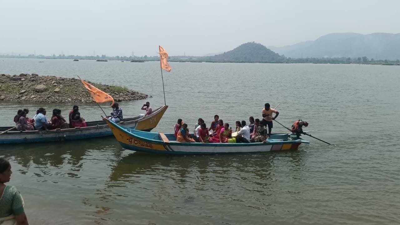 అవును ఇక్కడికి వచ్చే పర్యాటకులు గోదావరిలో పడవ ప్రయాణం చేసేందుకు ఎంతగానో ఇష్టపడుతారు.  రాకరాక వచ్చాము అలా గోదావరి అందాలను తిలకిద్దాం అని అనుకుంటారు. కానీ ఆ ఎక్కి బోటులో సేఫ్టీ జోన్స్ ఉన్నాయా లేవా అని ఎవరు అంతగా పట్టించుకోరు. ప్రతి శని ఆదివారాల్లో వేల సంఖ్యలో భక్తులు ఇక్కడికి వచ్చి బోటింగ్ లో పాల్గొంటారు. కానీ ఈ బోటింగ్ యాజమాన్యం మాత్రం అధికారులు పెట్టిన రూల్స్‌ను పట్టించుకోకుండా ఇష్టానుసారంగా బోట్‌లను నడుపుతున్నారు. ఇంత జరుగుతున్నా సంబంధిత అధికారులకు నిమ్మకు నిరెత్తినట్టు వ్యవహిరిస్తున్నారు. 