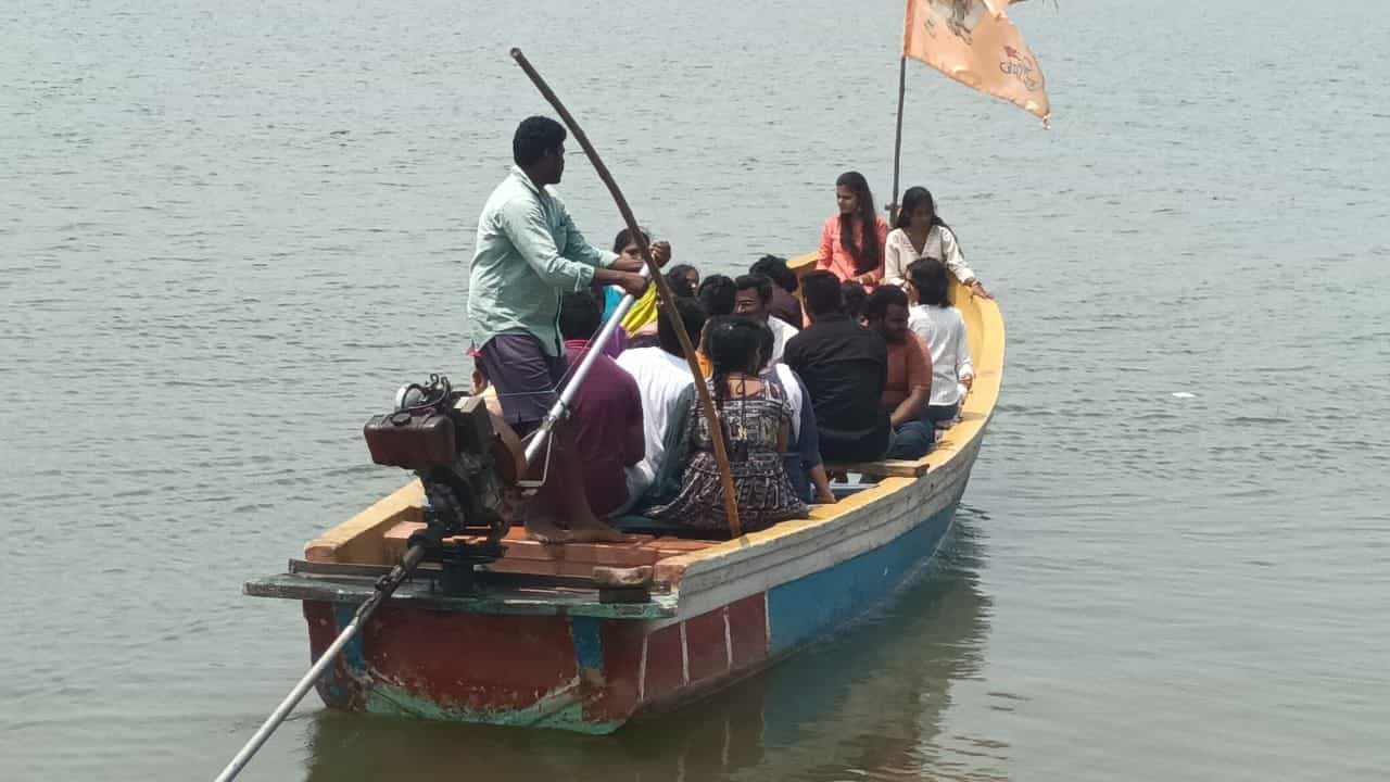 భద్రాద్రి కొత్తగూడెం జిల్లా దుమ్ముగూడెం మండలం పర్ణశాల.. అఖండ భారతదేశంలోనే ఎంతో పేరుగాంచిన పుణ్యక్షేత్రం. శ్రీరాముడు వనవాసం ఉన్న ప్రాంతం.. రామాయణం చరిత్ర ఘట్టంలోనే ఎంతో ప్రాముఖ్యమైన ప్రదేశం. ఈ పర్ణశాల పుణ్యక్షేత్రంలో నాటి లక్ష్మణ సమేత సీతారాముల తీపి జ్ఞాపకాలు ఇప్పటికీ చెల్లా చెదురు కాకుండా అలాగే ఉన్నాయి. అందుకే ఇక్కడి దృశ్యాలను చూసేందుకు దేశ విదేశాల నుంచి పర్యాటకులు ఇక్కడికి వస్తూ ఉంటారు. అయితే ఇక్కడికి వచ్చే పర్యాటకులు ఆథ్యాత్మిక దర్శనంతో పాటు పచ్చని ప్రకృతిని తిలకించే అవకాశం కూడా లభిస్తుంది.