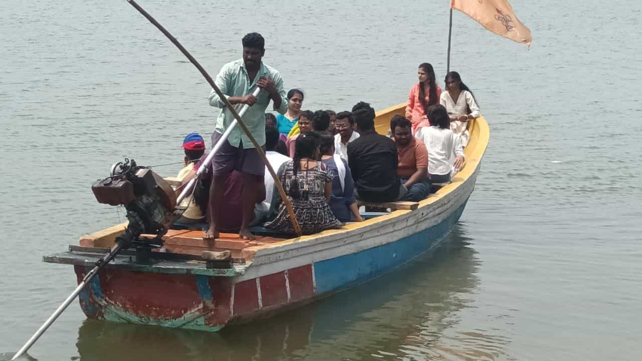 గోదావరిలో విహారయాత్ర అంటే అందరికీ గుర్తొచ్చ ఎత్తైన కొండలు, పచ్చిని చెట్ల మధ్య పడవ ప్రయాణం.. అయితే ఈ ప్రయాణ సమయంలో ప్రకృతి ఎంత అందంగా ఉందనే చూస్తారు కానీ.. ఏదైనా ప్రమాదం జరిగితే తమను రక్షించేందుకు తాము ప్రయాణించే బోల్టో సేఫ్టీ ఐటమ్స్ ఉన్నాయా లేవా ఎవరూ చూడరు. ఇదే బోట్ నిర్వాహకులు అలుసుగా మారింది. బోల్లో ఎలాంటి సేఫ్టీ ఐటమ్స్ ఉంచుకోకుండా నిర్లక్ష్యంగా రోజూ వందల మంది ప్రయాణికులను విహారిని తీసుకెళ్తున్నారు. కొన్ని సార్లు ఈ నిర్లక్ష్యమే ప్రమాదాలకు కారణం అవుతుంది.