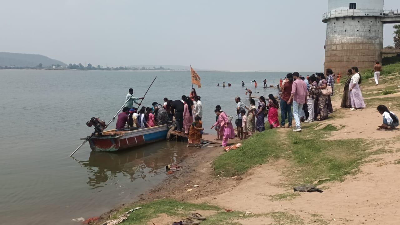 శ్రీరామనవమి బ్రహ్మోత్సవాలు జరుగుతున్న నేపథ్యంలో ఇప్పటికే భక్తులు పెద్ద సంఖ్యలో భద్రాద్రికి చేరుకుంటున్నారు. 27వ తేదీన జరగబోయే   సీతారామచంద్రస్వామి వారి కల్యాణానికి భక్తుల సంఖ్య మరింత పెరిగే అవకాశం ఉన్నందున.. ఇప్పటికైనా అధికారులు ఈ నిర్లక్ష్యంపై స్పందించి నిర్వాహకులకు హెచ్చరికలు జారీ చేయాలని, ఎలాంటి ప్రమాదాలు జరగకుండా చూసుకోవాలని స్థానికులు కోరతున్నారు.