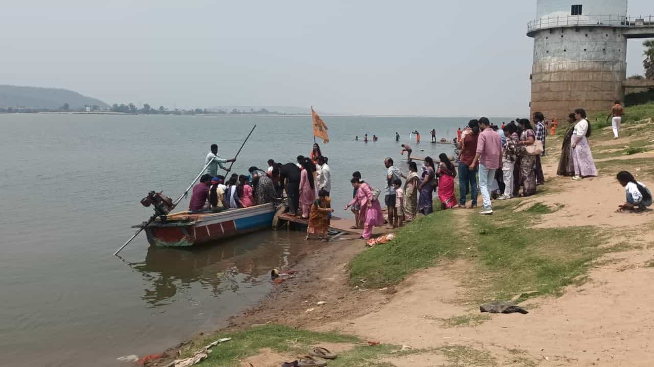 శ్రీరామనవమి బ్రహ్మోత్సవాలు జరుగుతున్న నేపథ్యంలో ఇప్పటికే భక్తులు పెద్ద సంఖ్యలో భద్రాద్రికి చేరుకుంటున్నారు. 27వ తేదీన జరగబోయే సీతారామచంద్రస్వామి వారి కల్యాణానికి భక్తుల సంఖ్య మరింత పెరిగే అవకాశం ఉన్నందున.. ఇప్పటికైనా అధికారులు ఈ నిర్లక్ష్యంపై స్పందించి నిర్వాహకులకు హెచ్చరికలు జారీ చేయాలని, ఎలాంటి ప్రమాదాలు జరగకుండా చూసుకోవాలని స్థానికులు కోరతున్నారు.