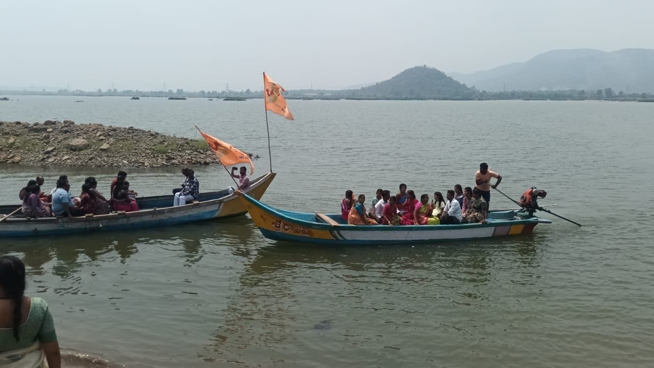 తాజాగా పర్ణశాల బోటింగ్ యాజమాన్యం యాత్రికులు పట్ల ఎంత నిర్లక్ష్యంగా వ్యవహరిస్తున్నారో బయటపడింది. కనీసం ఆ బోట్లో సేఫ్టీ జాకెట్స్ కూడా లేకుండా నిబంధనలకు విరుద్ధంగా లెక్కకు మించిన ప్రయాణికులతో బోట్‌లను నడుపుతున్నారు. ఇదే విషయం కొందరు ప్రయాణికులు ఆందోళన వ్యక్తం చేస్తున్నారు. ఇలా ఎలాంటి సేఫ్టీ మెజర్స్ పాటించకుండా తమను నదిలోకి తీసుకెళ్లడమేంటని ప్రశ్నిస్తున్నారు. మార్గ మధ్యలో ఏదైనా ప్రమాదం సంభవిస్తే ప్రయాణికుల ప్రాణాలకు ఎవరు బాధ్యత వహిస్తారని క్వశ్చన్ చేస్తున్నారు.