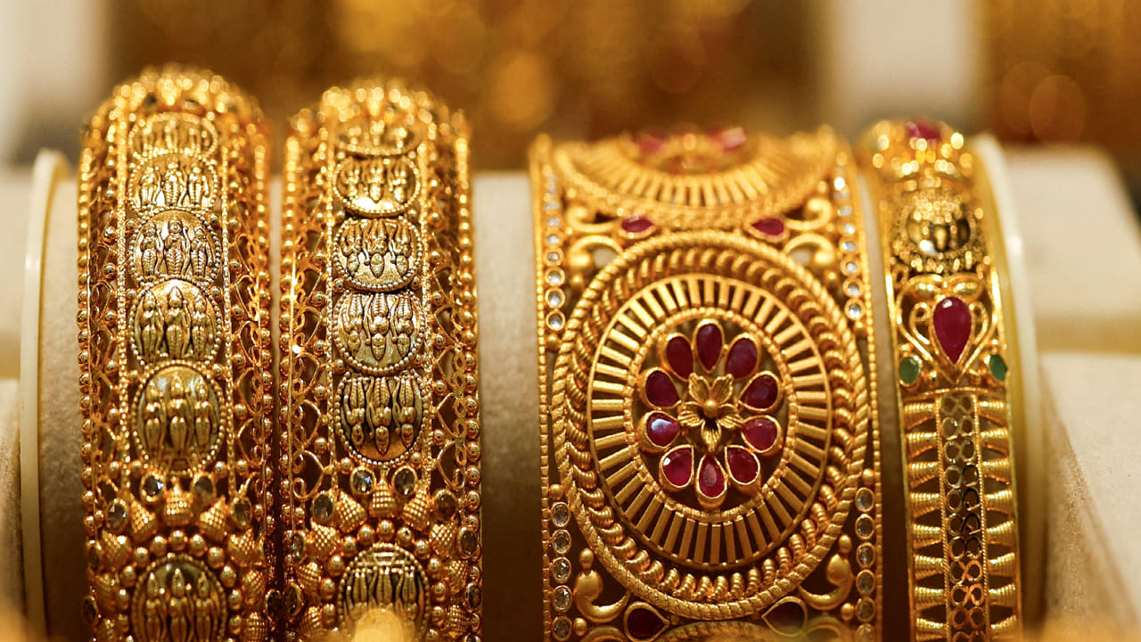 బంగారం ధరలు ఒక్కసారిగా మారాయి. మార్కెట్లు ప్రారంభం కాగానే గోల్డ్ రేట్లు ఎగబాకాయి. అంతర్జాతీయ పరిస్థితుల క్రమంలో పసిడి ధరలు గత కొద్ది రోజులుగా పెరుగుతున్నాయి. పెళ్లిళ్ల సీజన్ క్రమంలో ధరలు పెరుగుతుండటంతో కొనుగోలుదారులు షాక్ అవుతున్నారు. యుద్దం ప్రారంభమైన దగ్గర నుంచి గోల్డ్, సిల్వర్ రేట్లు తగ్గాయి. దాదాపు గరిష్టం నుంచి రూ.30 వేలకుపైగా పడిపోయింది. అయితే డాలర్ పుంజుకోవడంతో ధరలు దిగొచ్చాయి. ఇప్పుడు మళ్లీ పెరుగుదల నమోదవుతోంది.