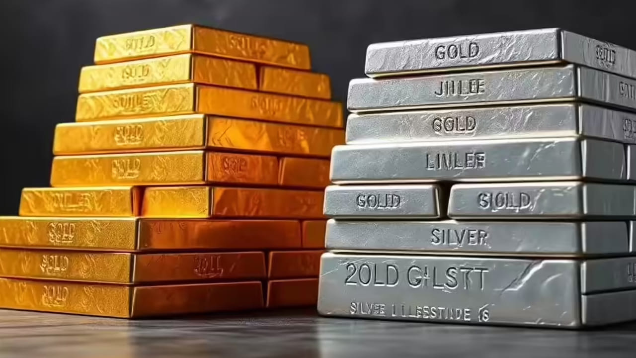 బంగారం కొనుగోలు చేసేవారికి భారీ గుడ్ న్యూస్. ఉగాది పండుగ రోజున బంగారం ధరలు భారీగా పతనమయ్యాయి. పండుగ రోజు ధరలు కుప్పకూలడం కొనుగోలు చేసేవారికి శుభవార్తగా చెప్పవచ్చు. గత కొద్దిరోజులుగా బంగారం ధరలు స్వల్పంగా తగ్గుతూ వస్తోండగా.. ఇవాళ ఒక్కసారిగా పడిపోయాయి. ఈ తగ్గింపు తర్వాత గోల్డ్, సిల్వర్ ధరలు ఎలా ఉన్నాయో చూద్దాం.