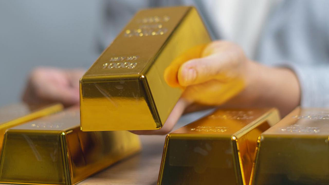 డాలర్ బలపడటం, ఫెడ్ వడ్డీ రేట్లపై అనిశ్చితి, అంతర్జాతీయ ఉద్రిక్తతల క్రమంలో గోల్డ్ రేట్లలో తగ్గుదల నమోదవుతోంది. ఈ వారంలో బంగారం ధరలు తగ్గుతూనే ఉన్నాయి. ఆదివారం కూడా గోల్డ్ రేట్లు పడిపోగా.. వచ్చే వారంలో కూడా భారీగా కుప్పకూలే అవకాశముంది. ఈ వారం పొడవునా బంగారం ధరలు పతనమవ్వగా.. రానున్న రోజుల్లో మరింత తగ్గే అవకాశాలున్నాయనే అంచనాలు వెలువడుతున్నాయి