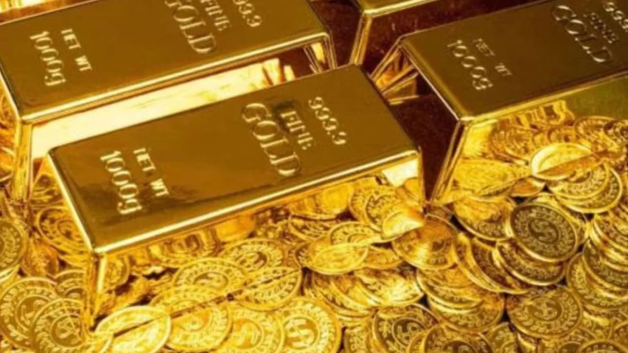 ఇవాళ ఒక్కరోజే బంగారం ధర రూ.3 వేలకుపైగా డౌన్ అయింది. ఈ తగ్గింపు తర్వాత హైదరాబాద్లో 10 గ్రాముల 24 క్యారెట్ల స్వచ్చమైన మేలిమి బంగారం ధర రూ.1,64,510 వద్ద కొనసాగుతోంది. మంగళవారం ఈ ధర రూ.1,67,620 వద్ద స్థిరపడగా.. నిన్నటితో పోలిస్తే ఏకంగా రూ.3,110 తగ్గముఖం పట్టింది.