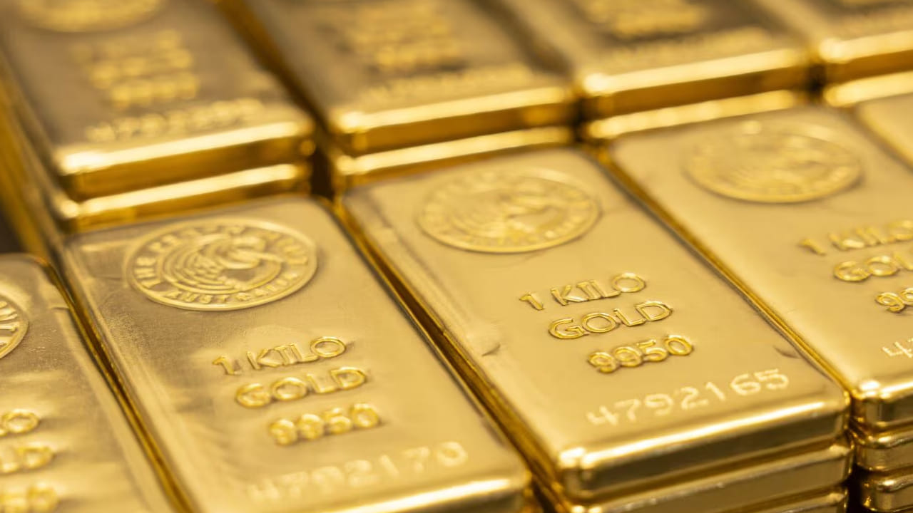 ఈ తగ్గింపు తర్వాత హైదరాబాద్‌లో 10 గ్రాముల 24 క్యారెట్ల గోల్డ్ రేటు రూ.1,62,110 వద్ద కొనసాగుతోండగా.. నిన్న రూ.1,62,880 వద్ద స్ధిరపడ్డాయి. నిన్నటితో పోలిస్తే ఇవాళ రూ.770 కుప్పకూలాయి. ఇక 22 క్యారెట్ల గోల్డ్ రేటు రూ.1,48,600 వద్ద ఉండగా.. గురువారం రూ.1,49,300 వద్ద స్ధిరపడ్డాయి.
