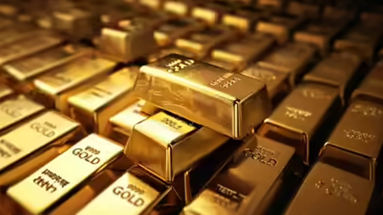 బంగారం ధరలు భవిష్యత్తులో పెరిగే అవకాశముందని కొంతమంది చెబుతుండగా.. మరికొంతమంది తగ్గుతాయని అంచనా వేస్తున్నారు. ఈ క్రమంలో స్టేట్ బ్యాంక్ ఆఫ్ ఇండియా సంచలన రిపోర్ట్ విడుదల చేసింది. ఈ నివేదికలో బంగారం ధరలు పెరిగే అవకాశముందని అంచనా వేసింది. ఇందుకు పలు కారణాలను కూడా వెల్లడించింది.