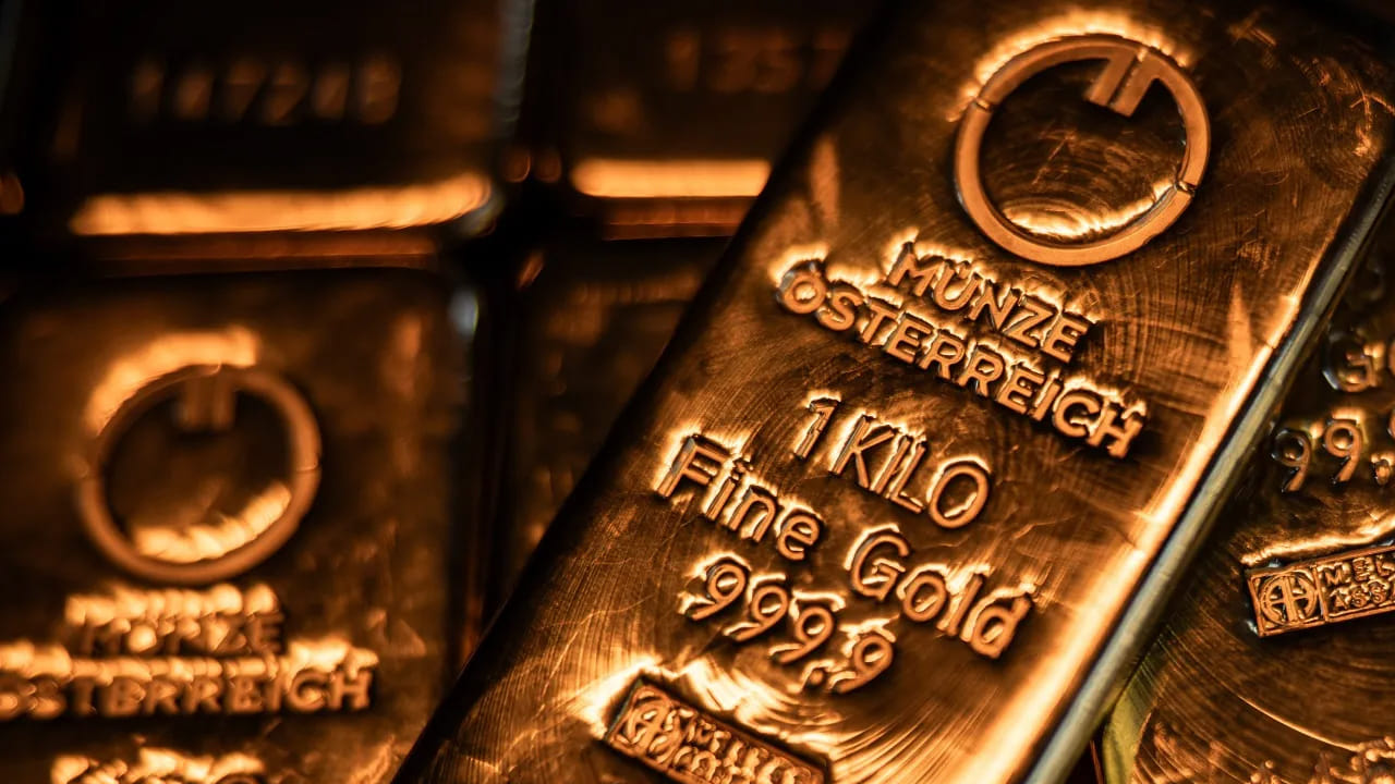 హైదరాబాద్‌లో ప్రస్తుతం 10 గ్రాముల 24 క్యారెట్ల ప్యూర్ గోల్డ్ రేటు రూ.1,57,750 వద్ద కొనసాగుతోండగా.. మంగళవారం రూ.1,58,080 వద్ద స్థిరపడింది. నిన్నటితో పోలిస్తే రూ.330 మేర తగ్గింది. ఇక 22 క్యారెట్ల ధర రూ.1,44,600 వద్ద ఉండగా.. నిన్న రూ.1,44,900 వద్ద స్థిరపడింది. నిన్నటితో పోలిస్తే రూ.300 మేర తగ్గింది.
