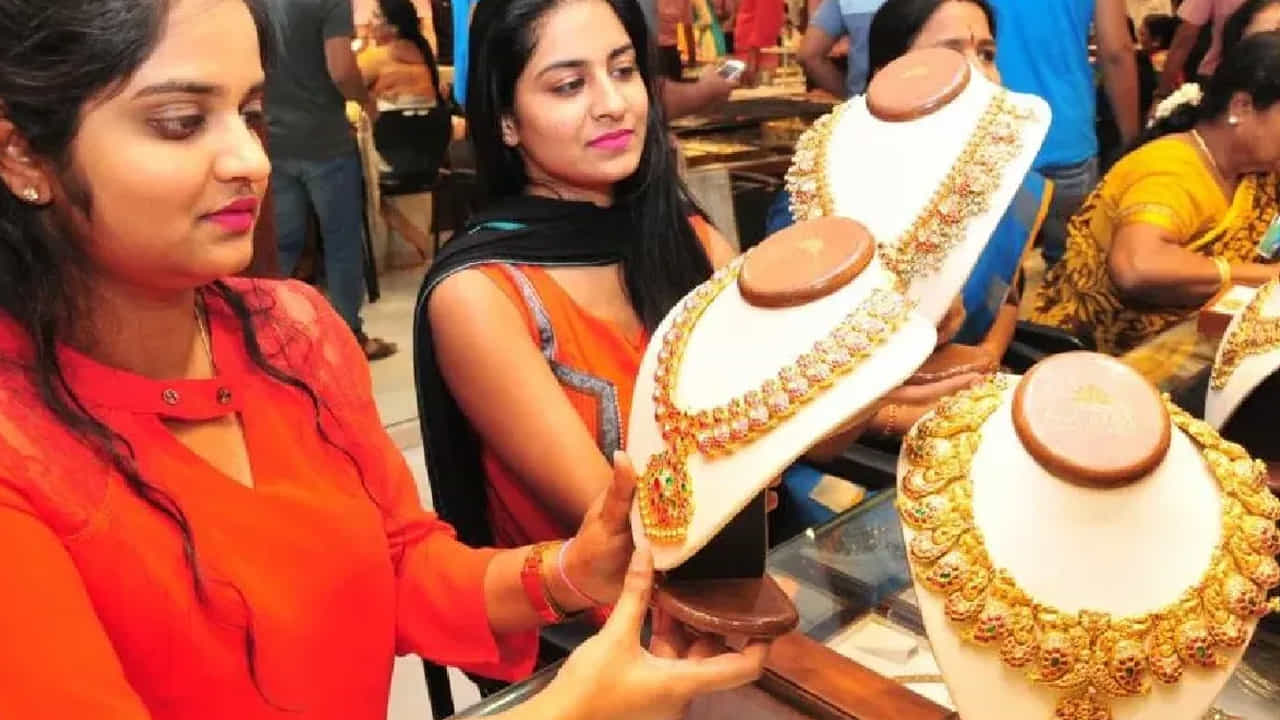 అయితే ఇంట్లో ఎంతవరకు బంగారం ఉంచుకోవచ్చు.. ఒక వ్యక్తి ఎంత బంగారం తన వద్ద దాచుకోవచ్చు అనే దానిపై చాలామందికి అనుమానాలు ఉంటాయి. అయితే బంగారం ఎంతైనా కలిగి ఉండొచ్చు. కానీ ఇన్‌కమ్ ట్యాక్స్ రూల్స్ ప్రకారం.. కొన్ని పరిమితులు ఉన్నాయి. ఈ పరిమితులకు మించి బంగారం దాచుకున్నప్పుడు ఐటీ రైడ్స్ సమయంలో సరైన  ఆధారాలు చూపించాలి.
