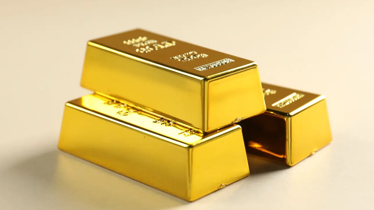 అటు హైదరాబాద్లో 22 క్యారెట్ల గోల్డ్ రేటు రూ.1,50,800 వద్ద ట్రేడవుతోంది. నిన్న ఈ ధర రూ.1,53,650గా ఉండగా.. ఇవాళ రూ.2850 మేర తగ్గిందని చెప్పవచ్చు. ఇక విజయవాడ, విశాఖపట్నంలో కూడా ఇవే ధరలు కొనసాగుతున్నాయి. ఇక చెన్నైలో 24 క్యారెట్లు చూస్తే రూ.1,65,820గా ఉండగా.. 22 క్యారెట్లు రూ.1,52,000గా ఉంది.