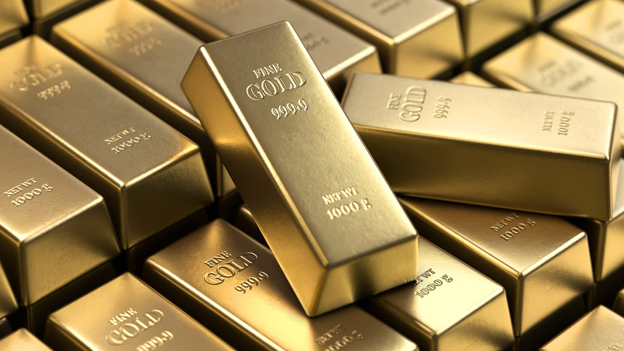 గత వారంతో పోలిస్తే ఈ వారంలో పసిడి ధరలు గణనీయంగా తగ్గాయి. అంతర్జాతీయంగా ఉద్రిక్త పరిస్థితులు నెలకొన్న సమయంలో సాధారణంగా గోల్డ్ రేట్లు పెరుగుతాయి. కానీ డాలర్ బలపడటం, మార్కెట్ల అస్థిరత, పెట్టుబడిదారులు నగదు అవసరాల కారణంగా బంగారాన్ని విక్రయించారు. దీని వల్ల గోల్డ్ రేట్లు తగ్గాయి