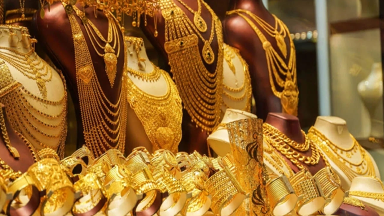 విజయవాడ, విశాఖపట్నంలో కూడా పై ధరలే కొనసాగుతున్నాయి. ఇక చెన్నైలో 24 క్యారెట్ల రేటు రూ.1,39,200 వద్ద ట్రేడవుతుండగా.. ఉదయం రూ.1,48,580 వద్ద కొనసాగింది. ఇక 22 క్యారెట్లు రూ.1,27,600 వద్ద కొనసాగుతోంది. చెన్నైలో రూ.9380 నేడు పతనమైందని చెప్పవచ్చు.
