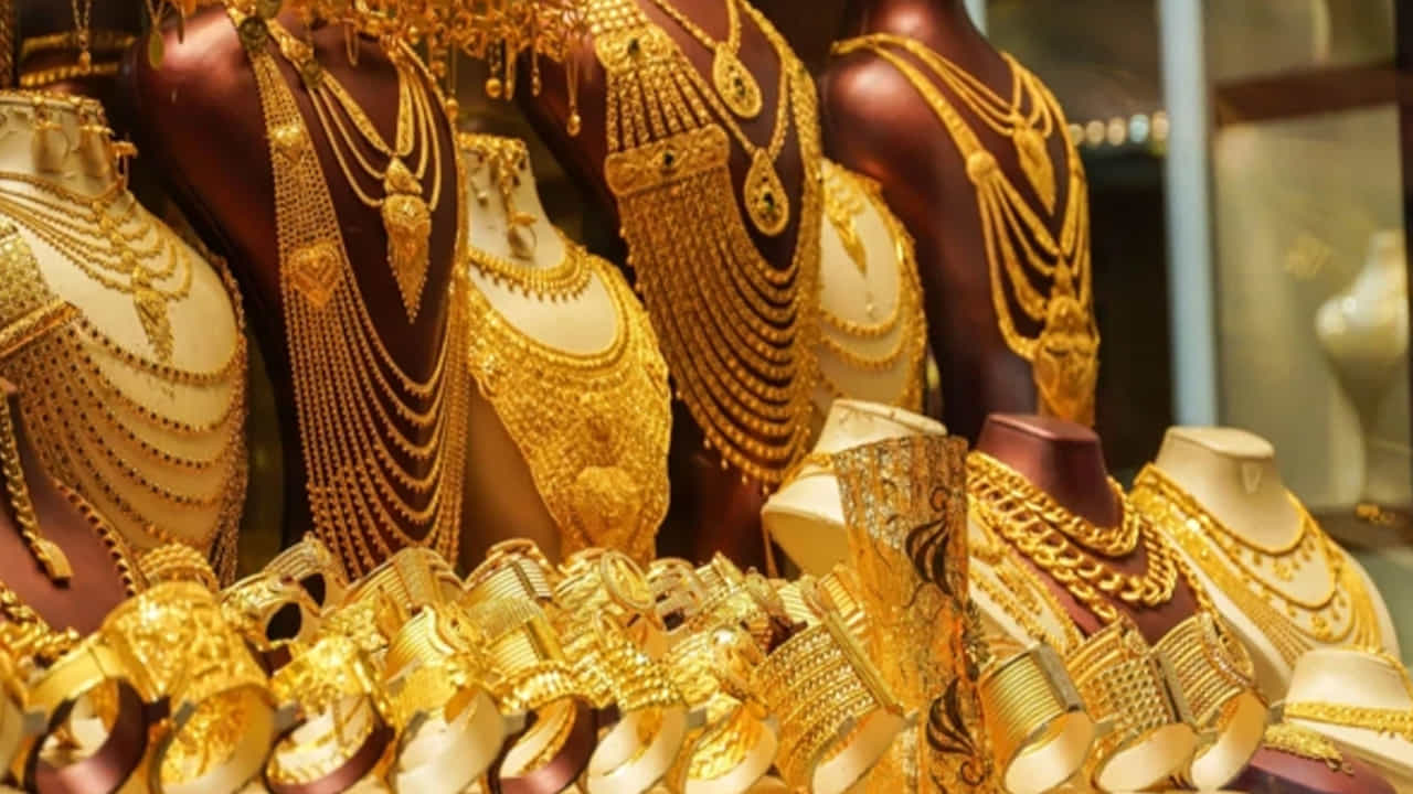 విజయవాడ, విశాఖపట్నంలో కూడా పై ధరలే కొనసాగుతున్నాయి. ఇక చెన్నైలో 24 క్యారెట్ల రేటు రూ.1,39,200 వద్ద ట్రేడవుతుండగా.. ఉదయం రూ.1,48,580 వద్ద కొనసాగింది. ఇక 22 క్యారెట్లు రూ.1,27,600 వద్ద కొనసాగుతోంది. చెన్నైలో రూ.9380 నేడు పతనమైందని చెప్పవచ్చు.