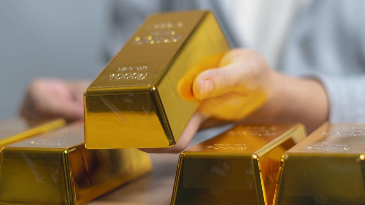 ద్రవ్యోల్బణం, వ్యవస్ధాగత నష్టాల నుంచి రక్షణ కల్పించే ఆస్తులుగా పసిడి, బిట్ కాయిన్ ఉంటాయని రాబర్ట్ కియోసాకి తెలిపారు. సంపాదన అవకాశాలను నిర్థిష్ట ఆస్తులపై పెట్టుబడిదారులు దృష్టి పెట్టాలని కియోసాకి సూచించారు. తాను చిన్న పెట్టుబడులతో స్టార్ట్ చేశానని, తొలి రోజులలో 6 బిట్ కాయిన్లను మాత్రం కొనుగోలు చేశానన్నారు. వాటిని చాలాకాలం పాటు ఉంచుకున్నట్లు వివరించారు.
