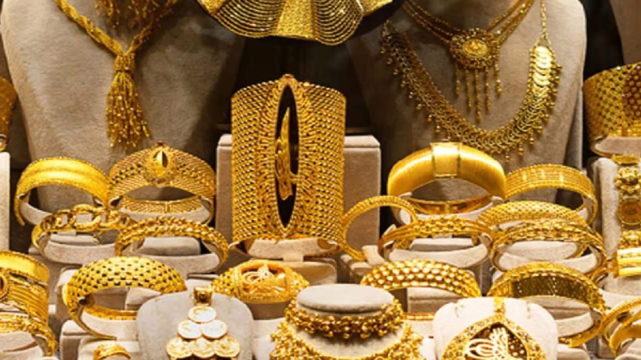 ఇక విజయవాడ, విశాఖపట్నంలో ఇవే ధరలు కొనసాగుతున్నాయి. ఇక చెన్నైలో ప్రస్తుతం 24 క్యారెట్లు రూ.1,64,950 వద్ద ఉండగా.. నిన్న రూ.1,65,820 వద్ద స్ధిరపడ్డాయి. నిన్నటితో పోలిస్తే రూ.870 తగ్గాయి. ఇక 22 క్యారెట్ల రేటు రూ.1,51,200గా ఉండగా.. బుధవారం రూ.1,52,200 వద్ద స్థిరపడ్డాయి.