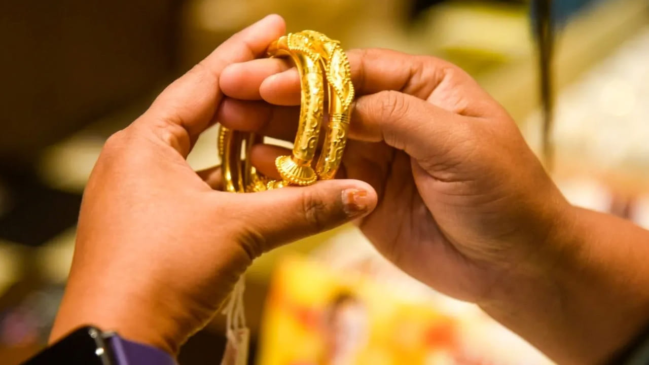 అటు విజయవాడ, విశాఖపట్నంలో కూడా పై ధరలు కొనసాగుతున్నాయి. ఇక బెంగళూరులో కూడా 24 క్యారెట్ల ధర రూ.1,62,110 వద్ద కొనసాగుతుండగా.. 22 క్యారెట్ల రేటు రూ.1,48,600 వద్ద ట్రేడవుతున్నాయి. అటు దేశ రాజధాని ఢిల్లీలో కూడా ధరలు పడిపోయాయి.
