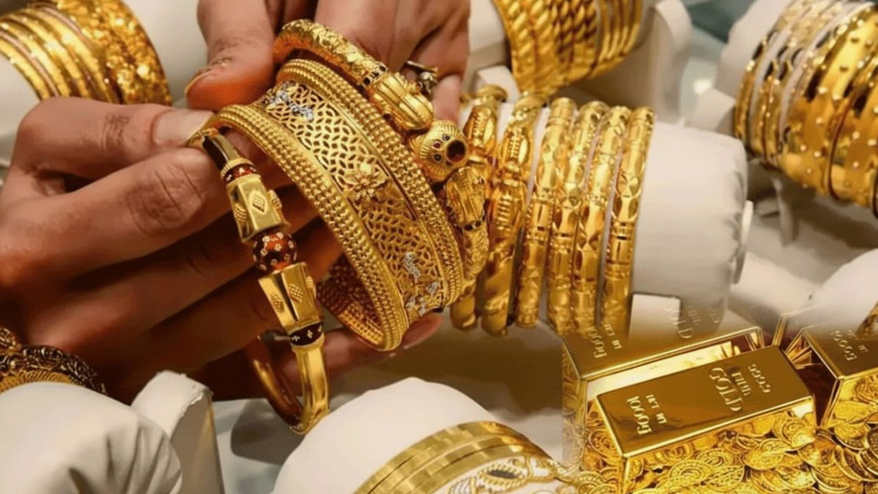 ఇక విజయవాడ, విశాఖపట్నంలో కూడా ఇవే ధరలు కొనసాగుతున్నాయి. అటు చెన్నైలో 24 క్యారెట్ల గోల్డ్ రేటు రూ.1,61,010గా కొనసాగుతోండగా .. 22 క్యారెట్ల ధర రూ.1,47,590గా ఉంది. నిన్నటి పోలిస్తే చెన్నైలో స్వల్పంగానే తగ్గింది.