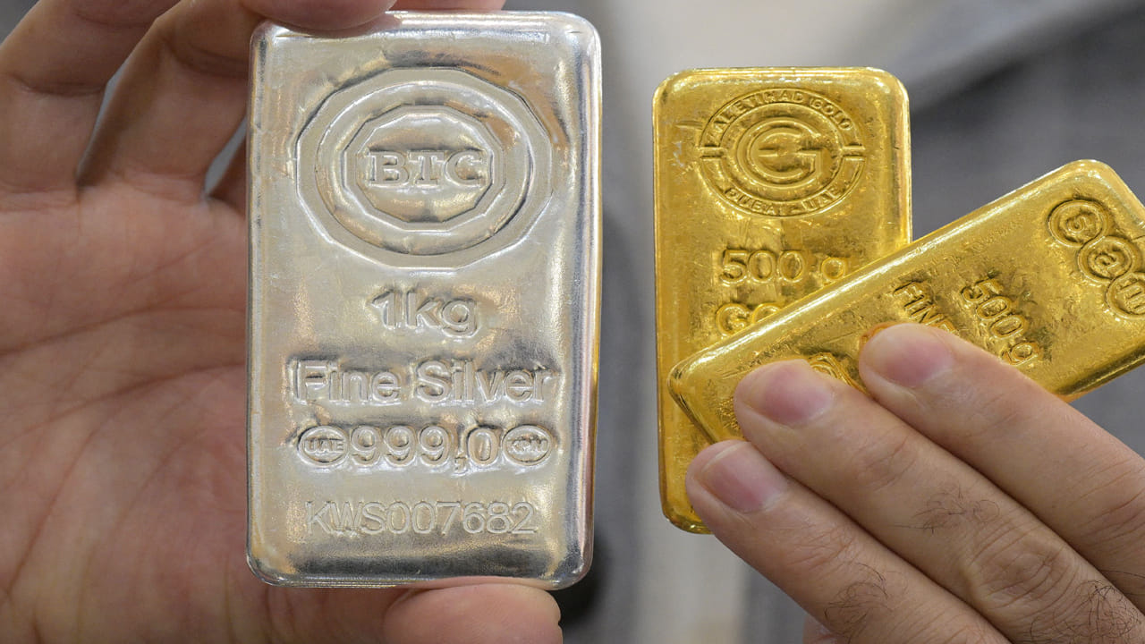 నిన్నటితో పోలిస్తే ఇవాళ 22 క్యారెట్లపై హైదరాబాద్‌లో రూ.2,550 తగ్గింది. ఇక విజయవాడ, విశాఖపట్నంలో కూడా ఇవే ధరలు కొనసాగుతున్నాయి. అటు చెన్నైలో 24 క్యారెట్ల ప్యూర్ గోల్డ్ రేటు రూ.1,58,940 వద్ద ఉండగా.. 22 క్యారెట్లు చూస్తే రూ.1,45,690 వద్ద ఉంది. 
