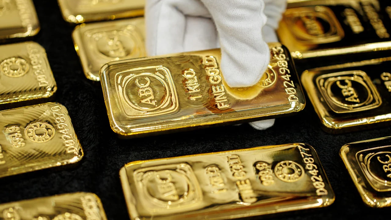 ఇక దేశ రాజధాని ఢిల్లీలో 10 గ్రాముల 24 క్యారెట్ల ప్యూర్ బంగారం ధర రూ.1,49,440 వద్ద కొనసాగుతోంది. నిన్నటితో పోలిస్తే రూ.1030 మేర పెరిగింది. ఇక 22 క్యారెట్ల ధర రూ.1,37,000 వద్ద ట్రేడవుతోంది. నిన్నటితో పోలిస్తే రూ.950గా ఉంది. దేశంలోని వివిధ ప్రాంతాల్లో సుమారుగా ఇవే ధరలు కొనసాగుతున్నాయి.
