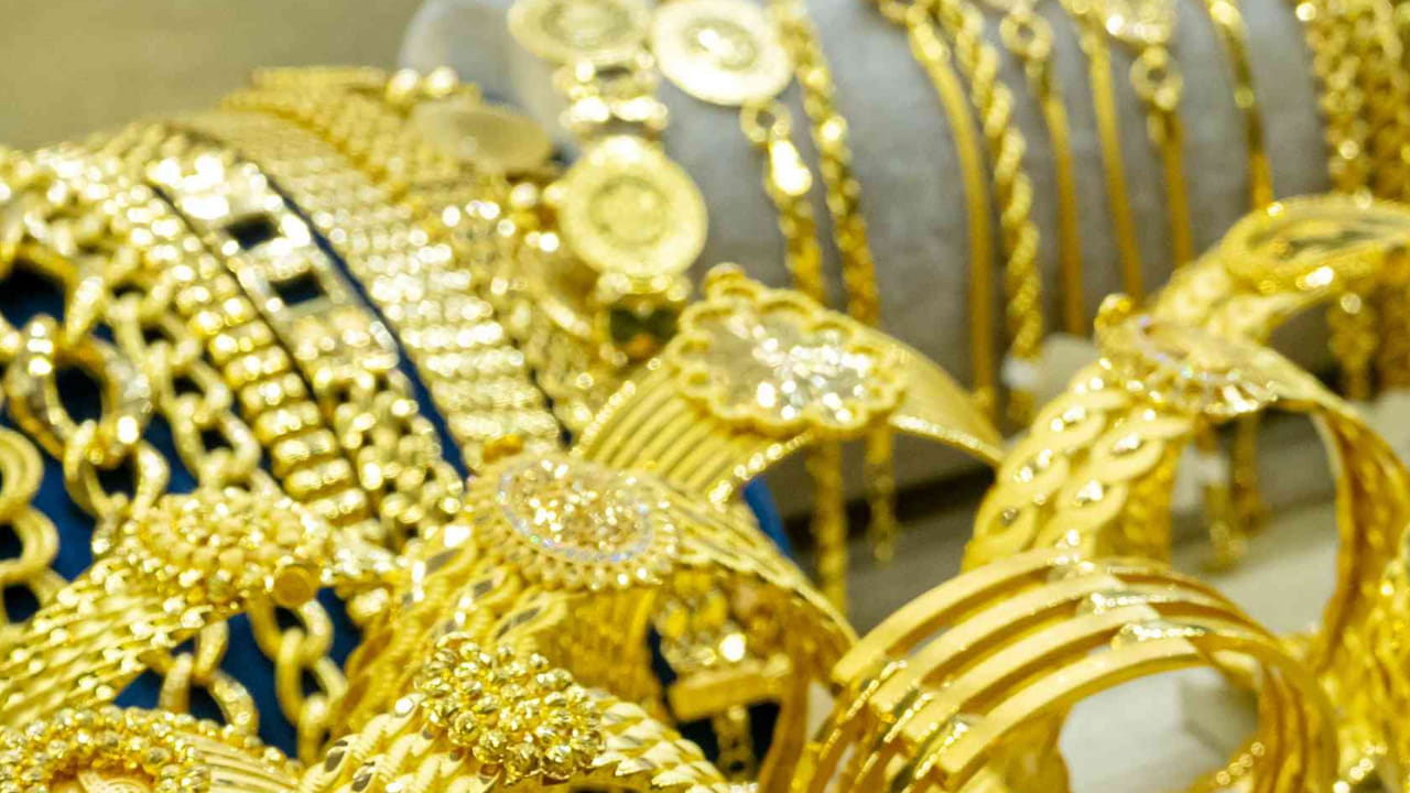 డాలర్ బలపడటం బంగారం డిమాండ్‌ను తగ్గించింది. ఇక ఫెడ్ వడ్డీ రేట్లను సవరిస్తుందనే భయాలు ఒత్తిడిని పెంచాయి. ఇక పశ్చిమ ఆసియా ఉద్రిక్తతలు ఉన్నప్పటికీ పెట్టుబడిదారలు లాభాలను పొందారు. ఇక యుద్ద పరిస్థితుల క్రమంలో ముడి చమురు ధరలు పెరగడం ద్రవ్యోల్బణం భయాలను పెంచింది. బంగారం ధరల పతనానికి ఇవే కారణంగా చెప్పవచ్చు. ఈ వారంలో బంగారం ధరలు రూ.11 వేలు తగ్గాయి.
