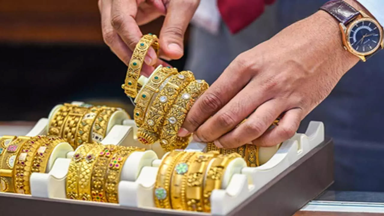 ఇక సిల్వర్ ధరలు కూడా భారీగా తగ్గాయి. బెంగళూరులో కేజీ సిల్వర్ రూ.2.70 లక్షలుగా ఇప్పుడు ఉంది. నిన్న రూ.2.75 లక్షలుగా ఉంది. నిన్నటితో పోలిస్తే రూ.5 వేలు తగ్గింది. ఇక హైదరాబాద్లో కేజీ వెండి ధర రూ.2,79,900గా ఉంది. నిన్న ఈ ధర రూ.2.80 లక్షలుగా ఉంది.