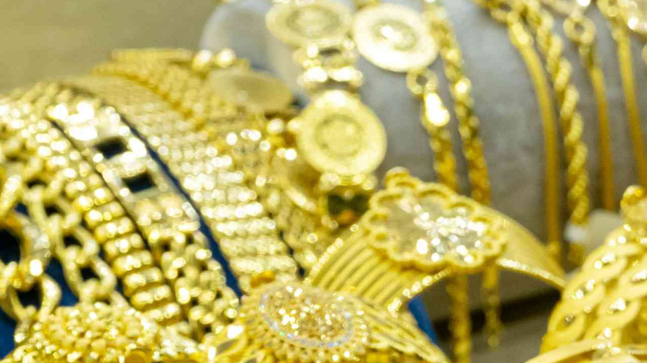 ఇక ఢిల్లీలో కేజీ వెండి ధర రూ.2.65 లక్షలుగా ఉండగా.. మంగళవారం రూ.2.75 లక్షలుగా ఉంది. ఇవాళ ఒక్కసారిగా రూ.10 వేలు తగ్గింది. ఇక హైదరాబాద్‌లో కేజీ సిల్వర్ ధర రూ.2.75 లక్షలుగా ఉంది. నిన్న రూ.2.80 లక్షలుగా ఉంది. నిన్నటితో పోలిస్తే రూ.5 వేల మేర తగ్గింది. ఇక చెన్నైలో కేజీ సిల్వర్ రూ.2.75 లక్షలుగా కొనసాగుతోంది.