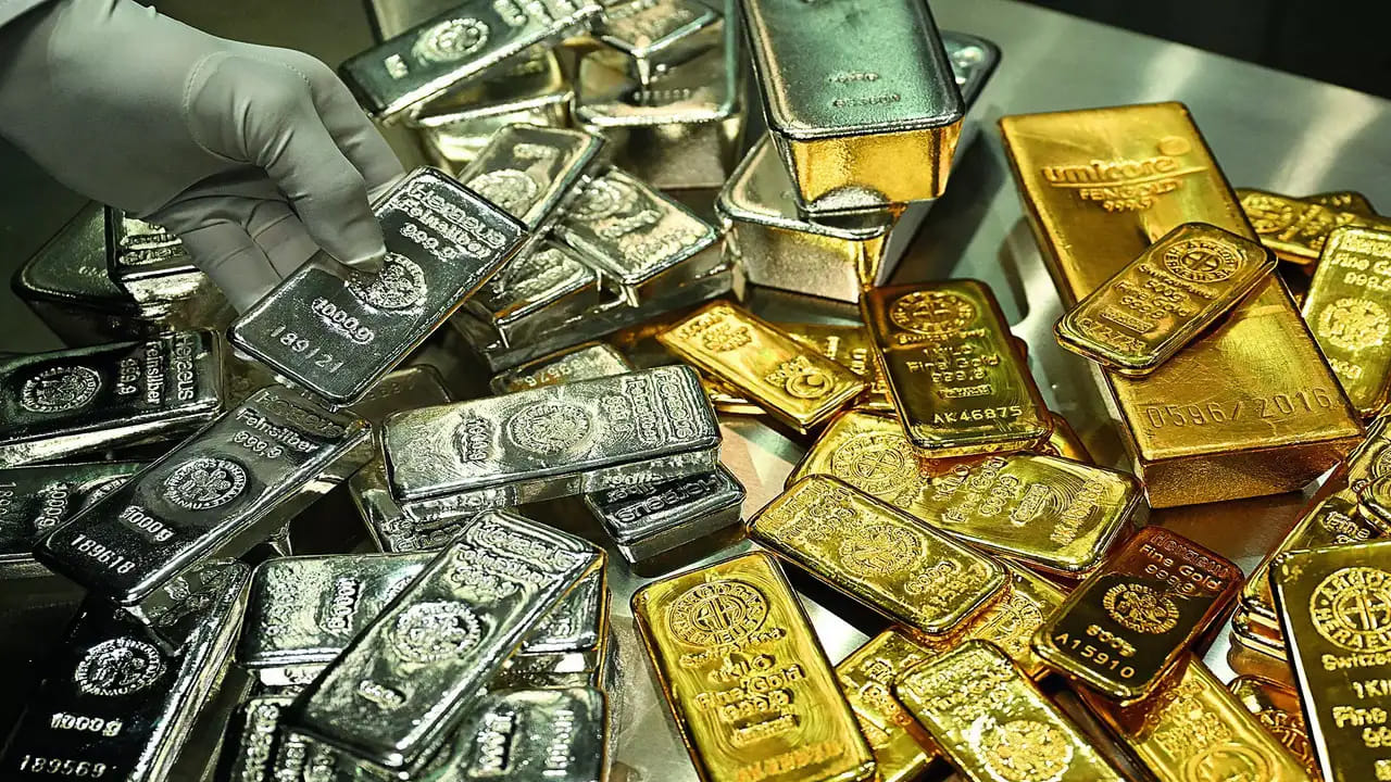 అటు వెండి ధరలు కూడా భారీగా తగ్గాయి. ఢిల్లీలో కేజీ సిల్వర్ ధర రూ. 2.60 లక్షలుగా కొనసాగుతోంది. నిన్న ఈ ధర రూ.2.65 లక్షలుగా ఉంది. ఇక హైదరాబాద్‌లో కేజీ వెండి ధర రూ.2,74,900గా ఉండగా.. నిన్న రూ.2.75 లక్షలుగా ఉంది.