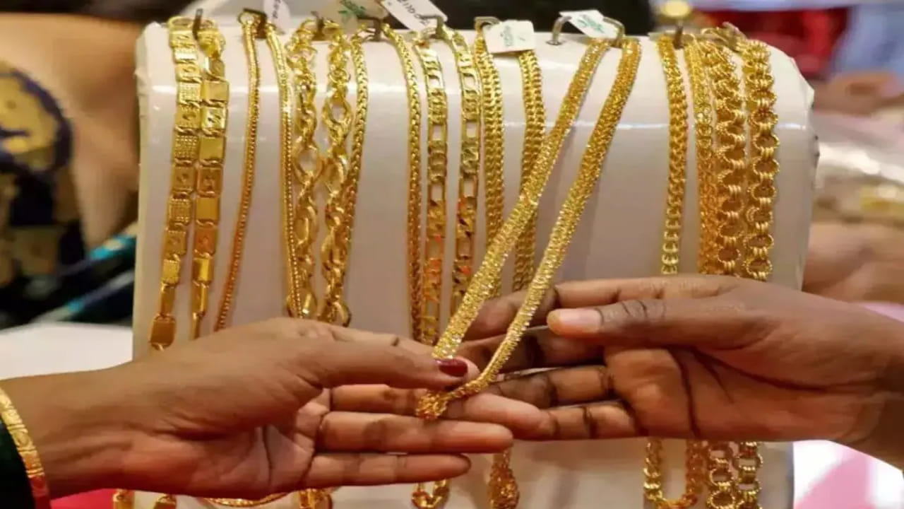 ఢిల్లీలో కేజీ వెండి ధర రూ.2.30 లక్షలుగా ఉంది. ఉదయం రూ.2.45 లక్షలుగా ఉంది. ఇవాళ ఒక్కరోజే రూ.15 వేలు డౌన్ అయింది. ఇక హైదరాబాద్‌లో ఇవాళ రూ.20 వేలు క్రాష్ అయింది. ప్రస్తుతం రూ.2.30 లక్షల వద్ద ఉంది. చెన్నై, బెంగళూరులో కూడా ఇలాగే కొనసాగుతున్నాయి.
