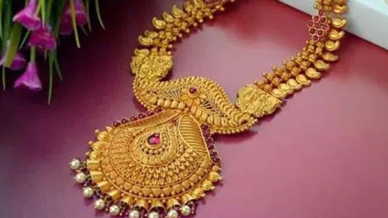 ఆర్డర్‌ ఇచ్చి తయారు చేయించే కస్టమ్ మేడ్ నగలు అంటే వినియోగదారుడు కోరుకున్న డిజైన్‌కు అనుగుణంగా ప్రత్యేకంగా తయారు చేయడం. ప్రత్యేక డిజైన్లు, కుటుంబ వారసత్వ నమూనాలు లేదా ట్రెండీ స్టైల్స్‌ను సులభంగా పొందవచ్చు. అయితే ఇక్కడ మేకింగ్ ఛార్జీలు ఎక్కువగా ఉంటాయి. సాధారణంగా 10 శాతం నుండి 25 శాతం వరకు ఉండే ఈ చార్జీలు, క్లిష్టమైన డిజైన్ అయితే ఇంకా పెరుగుతాయి. అదనంగా వేస్టేజ్‌ చార్జీలు కూడా విధించబడతాయి.