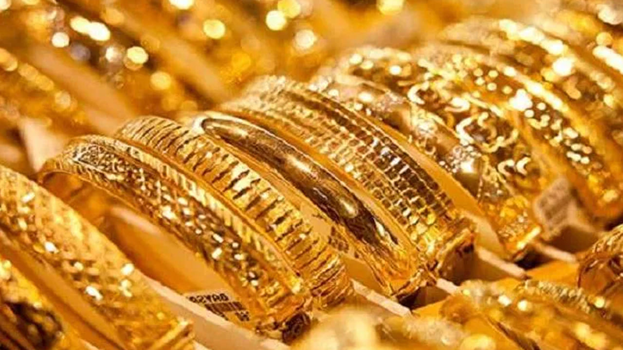 అప్పుడేమో బంగారం ధరలు ఆకాశాన్ని అంటాయి. ఒక్క రోజైన తగ్గుతాయమో అనుకున్నారు కానీ ధరలు మాత్రం రోజు రోజుకి అమాంతం పెరుగుతూనే ఉన్నాయి. ఒక రోజు తగ్గినా .. ఇంకో రోజు మాత్రం విపరీతంగా పెరిగి సామాన్యులకు కునుకు లేకుండా చేస్తుంది. 