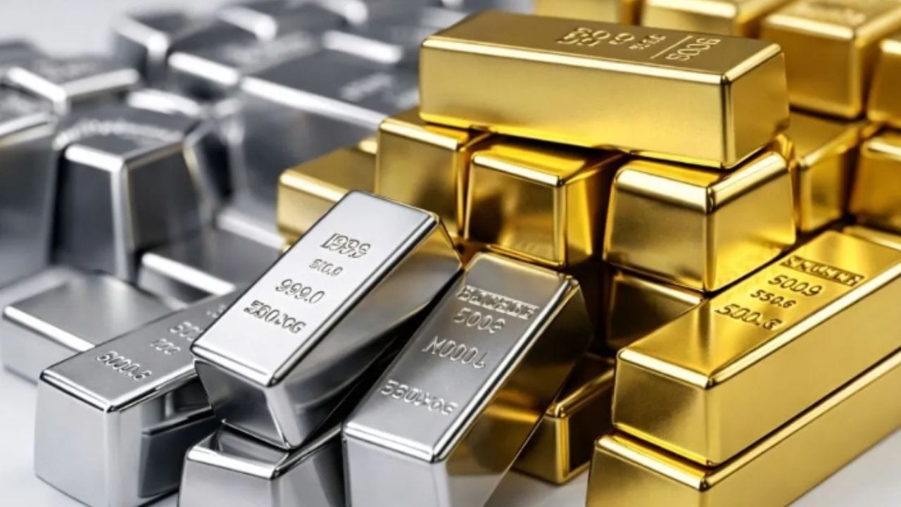 ఇక వెండి విషయానికి వస్తే, హైదరాబాద్‌లో ఇవాళ ఉదయం 6గంటలకు కేజీ వెండి ధర రూ. రూ.2,64,900 లు ఉండగా దీనిపై 100 రూపాయలు తగ్గి ఉదయం 10 గంటలకు కేజీ బంగారం ధర రూ. రూ.2,64,900 వద్ద స్థిరపడింది. కానీ దేశీయ మార్కెట్‌లో మాత్రం వెండి ధర భారీగా తగ్గింది. దేశీయ మార్కెట్‌లో ఉదయం రూ.2,60,000 ఉన్న కేజీ వెండి ధర 4 గంటల్లోనే రూ.5వేలు తగ్గి ప్రస్తుతం రూ.2,55,000 వద్ద ట్రేడవుతుంది.