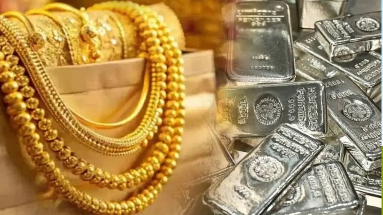 ఇక వెండి విషయానికి వస్తే దేశీయ మార్కెట్‌లో ఉదయం 6గంటలకు 2,79,900గా ఉన్న కేజీ వెండి ధర రూ.ఉదయం 10 గంటల సమయానికి రూ.2,90,000 వేలకు చేరుకుంది. అంటే కేవలం 4గంటల్లోనే కేజీ వెండిపై ఏకంగా రూ.10000పైగా పెరిగింది. ఇక హైదరాబాద్‌ ప్రస్తుతం కేజీ వెండి ధర రూ.3,00,000 వద్ద కొనసాగుతోంది.