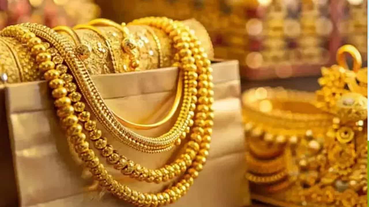 ఇక దేశ ఆర్థిక రాజధాని ముంబై, బెంగళూరు, కేరళ, పూణె వంటి నగరాల్లో  24 క్యారెట్ల 10 గ్రాముల పసిడి ధర రూ.1,62,380 ఉండగా, 22 క్యారెట్ల 10 గ్రాముల ధర రూ.1,48,850 వద్ద కొనసాగుతోంది.