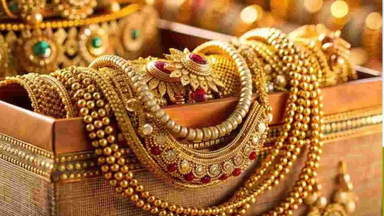 భారీ హెచ్చుతగ్గుల తర్వాత హైదరాబాద్‌లో 24 క్యారెట్ల 10 గ్రాముల పసిడి ధర రూ.1,62,380గా ఉండగా ఉదయం ఈ ధర రూ.1,61,670గా ఉంది. అదే 22 క్యారెట్ల 10 గ్రాముల బంగారం ధర ప్రస్తుతం రూ.1,48,850 ఉండగా ఉదయం ఈ ధర రూ.1,48,190 వద్ద స్థిరపడింది. అటు ఏపీలోని విజయవాడ, విశాఖ పట్నంలోనూ దాదాపు ఇవే ధరలు కొనసాగుతున్నాయి.