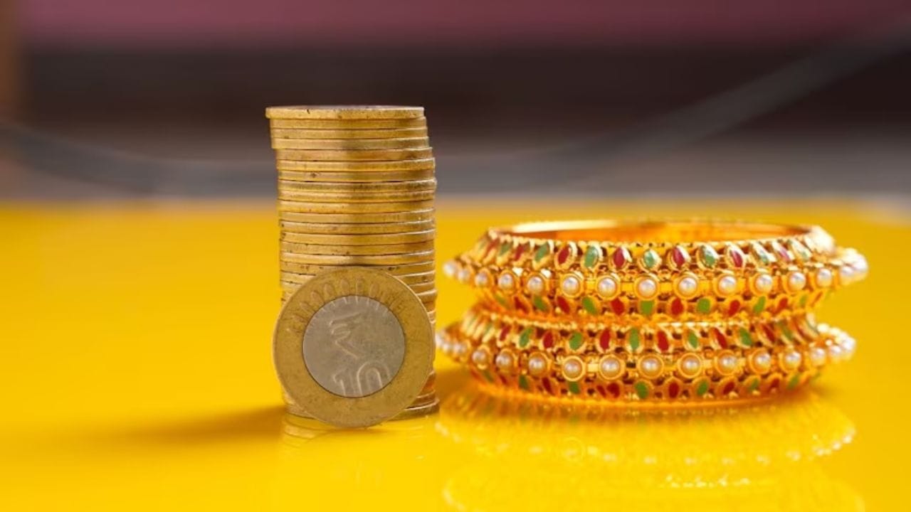 సిబిల్ స్కోర్: గోల్డ్ లోన్ తీసుకునే వారకి బెనిఫిట్ ఏమిటంటే..మీకు సిబిల్ స్కోర్ అవసరం లేకుండానే గోల్డ్ లోన్ ఇస్తారు. ఎందుకంటే ఇక్కడ మీ సిబిల్ స్కోర్ ఇక్కడ పరిగణనలోకి తీసుకోరు. మీరు ఇచ్చే బంగారం బరువు, నాణ్యత ఆధారంగానే మీకు లోన్ ఇస్తారు. అందుకే అత్యవసర పరిస్థితుల్లో ఎటువంటి ఇబ్బంది లేకుండా నిమిషాల వ్యవధిలోనే డబ్బు మీ చేతికి రావాలంటే గోల్డ్ ఓ మంచి మార్గం.