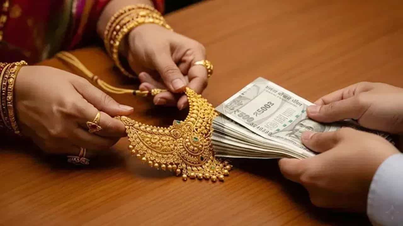 తిరిగి చెల్లించే కాలపరిమితి: మీరు తీసుకున్న రుణాన్ని నిర్ణీత కాలంలోగా తిరిగి చెల్లించకపోతే, సదరు సంస్థ మీ బంగారాన్ని వేలం వేసే అవకాశం ఉంది. బ్యాంకులు సాధారణంగా 3 నెలల నుండి 3 సంవత్సరాల వరకు కాలపరిమితిని ఇస్తాయి. కాబట్టి, మీ ఆర్థిక పరిస్థితిని బట్టి సరైన కాలపరిమితిని ఎంచుకోవడం మంచిది.