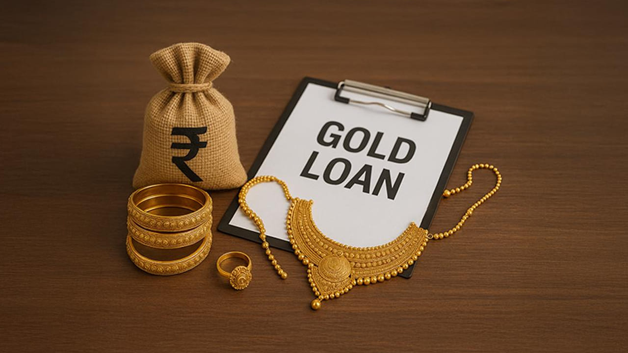  బంగారు రుణం అనేది డబ్బును నిర్వహించడానికి ఒక సులభమైన, వేగవంతమైన మార్గం. బంగారు రుణంలో వినియోగదారుడు తన బంగారాన్ని బ్యాంకుకు తాకట్టు పెట్టి, దానికి బదులుగా రుణం తీసుకుంటాడు. వడ్డీతో సహా పూర్తి రుణ మొత్తాన్ని చెల్లించిన తర్వాత బ్యాంకులు వినియోగదారుడి బంగారాన్ని తిరిగి ఇస్తాయి. కానీ ఒకవేళ రుణం చాలా కాలం పాటు తిరిగి చెల్లించకపోతే, బ్యాంకు లేదా రుణదాత ఆ బంగారాన్ని జప్తు చేసి, దానికి బదులుగా ఇచ్చిన రుణాన్ని తిరిగి చెల్లించవచ్చు. రుణం తిరిగి చెల్లించకపోతే బ్యాంకులు బంగారాన్ని ఎంతకాలం పాటు జప్తు చేస్తాయి అనే ప్రశ్న ఇప్పుడు చాలా మంది మనసులో మెదులుతోంది. దీని గురించి తెలుసుకుందాం..