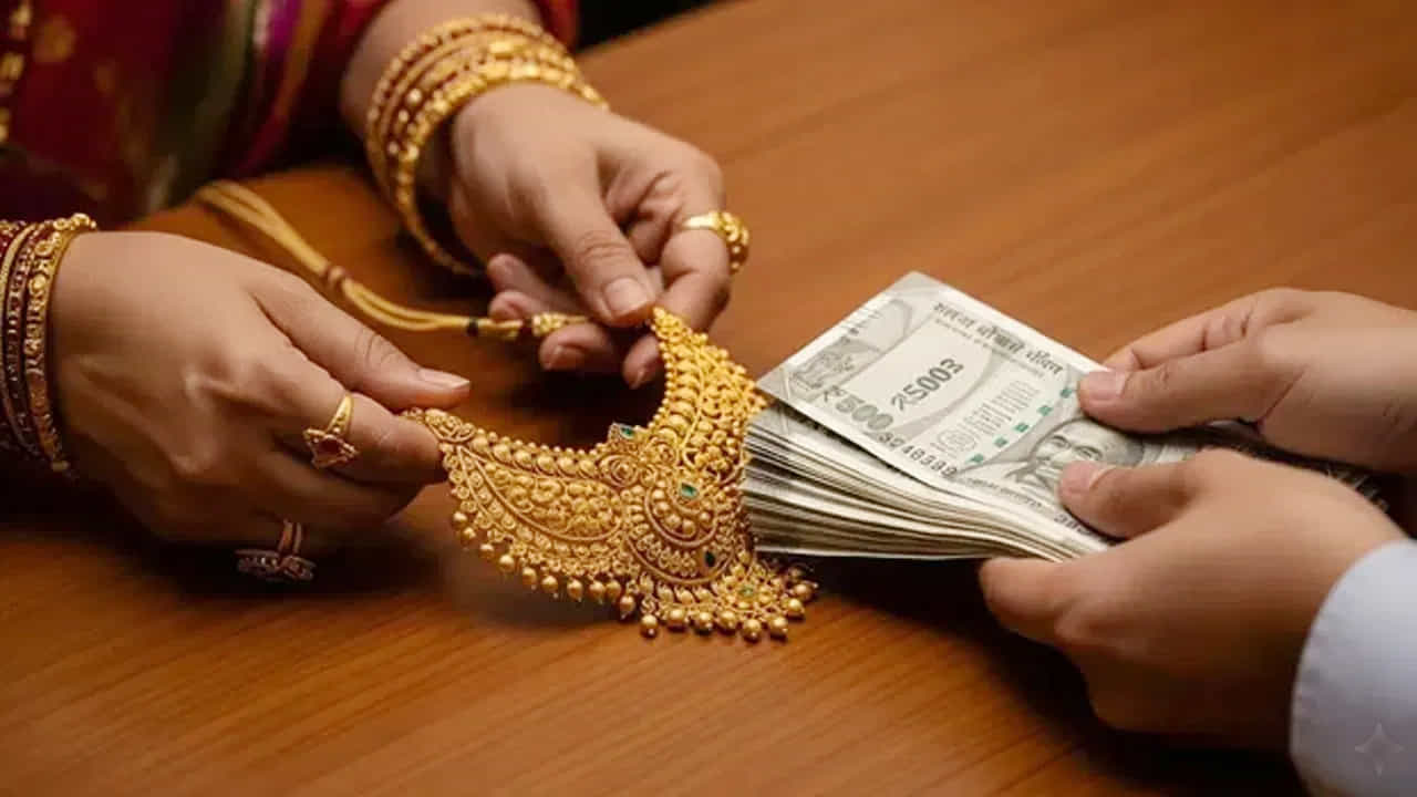 Gold Loan: మీరు బంగారు రుణం తీసుకోబోతున్నా లేదా ఇప్పటికే తీసుకున్నా, ఈ వార్త మీ కోసమే. చాలా మంది డబ్బు అవసరమైనప్పుడు బ్యాంకు నుండి వ్యక్తిగత రుణం తీసుకుంటారు. అదే సమయంలో కొంతమంది వ్యక్తిగత రుణం తీసుకోకుండా బ్యాంకు నుండి బంగారు రుణం తీసుకుంటారు.