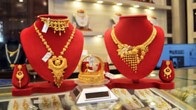 మహిళలకు ఇది కదా కావాల్సింది.. ఒక్క రోజులోనే భారీగా తగ్గిన బంగారం